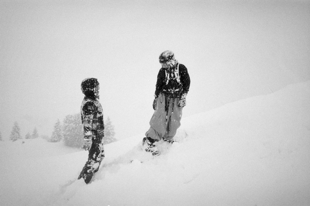 Home zwei snowboarder am berg, analoge s/w fotografie